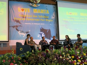 Senior MMAF officials and manta experts discuss manta protection with Riyanni Djangkaru