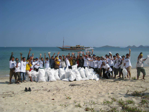 International Cleanup Day 2011 in Komodo